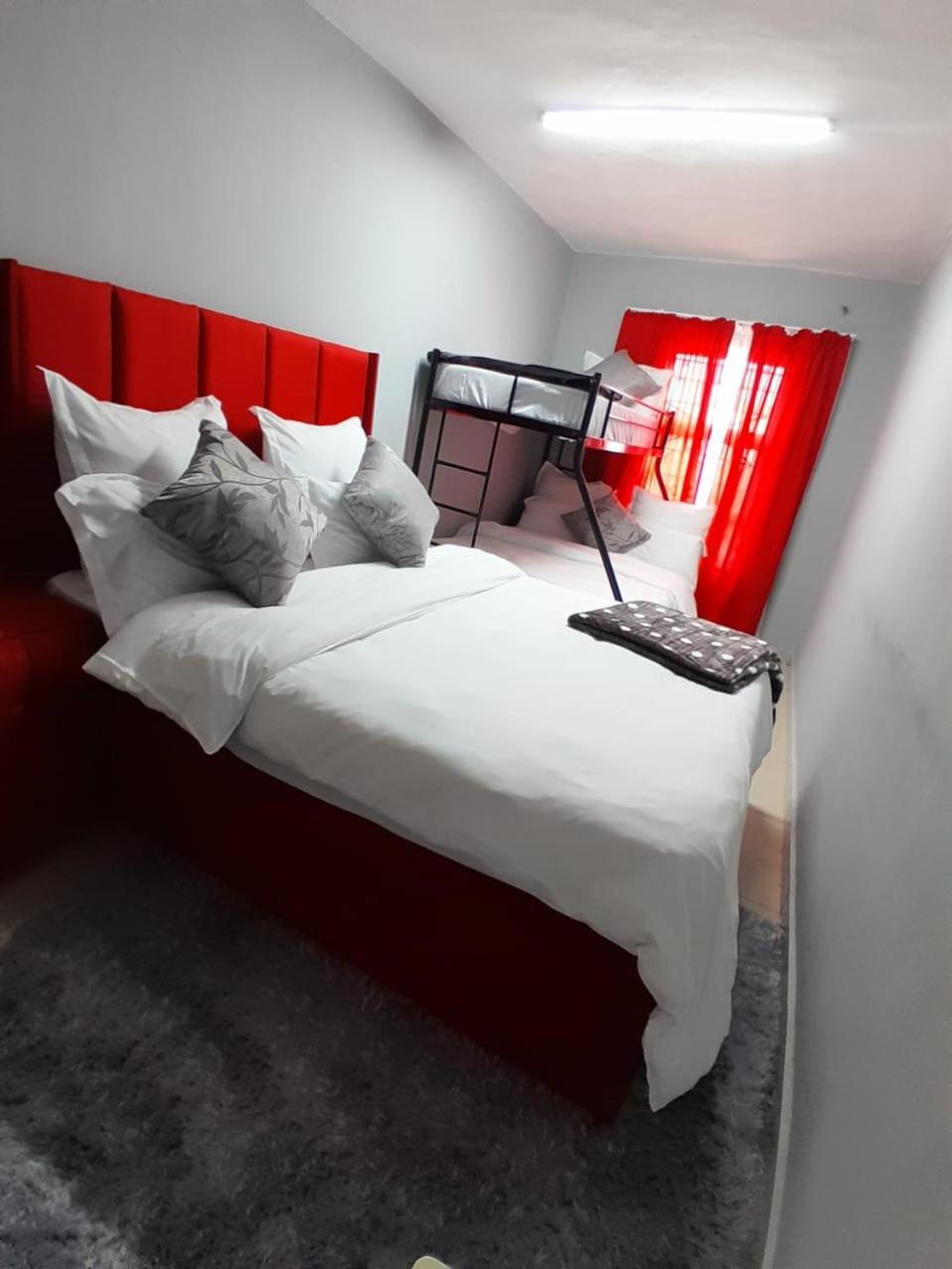 Brooklyn Queens And Kings Guesthouse เคปทาวน์ ภายนอก รูปภาพ