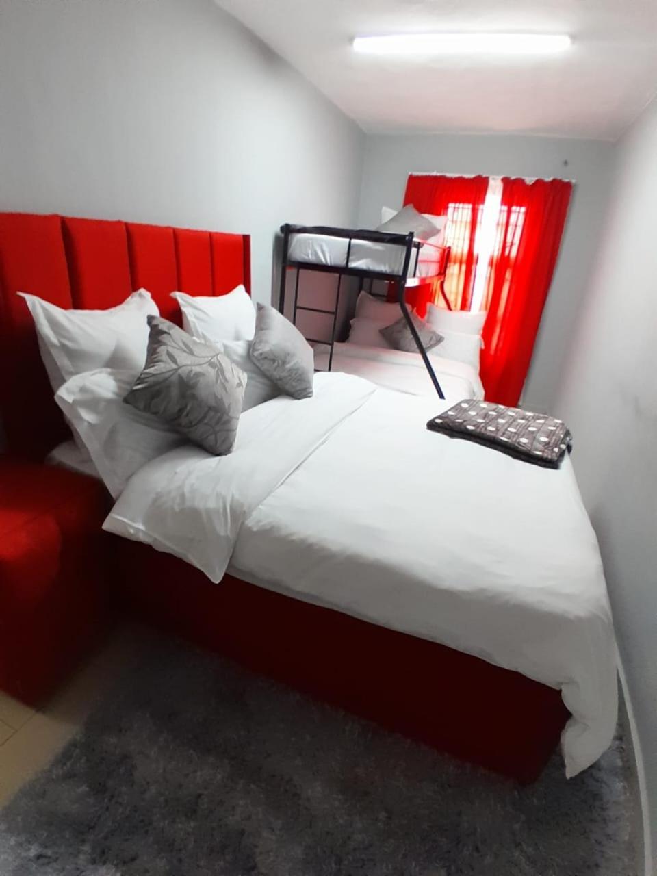 Brooklyn Queens And Kings Guesthouse เคปทาวน์ ภายนอก รูปภาพ