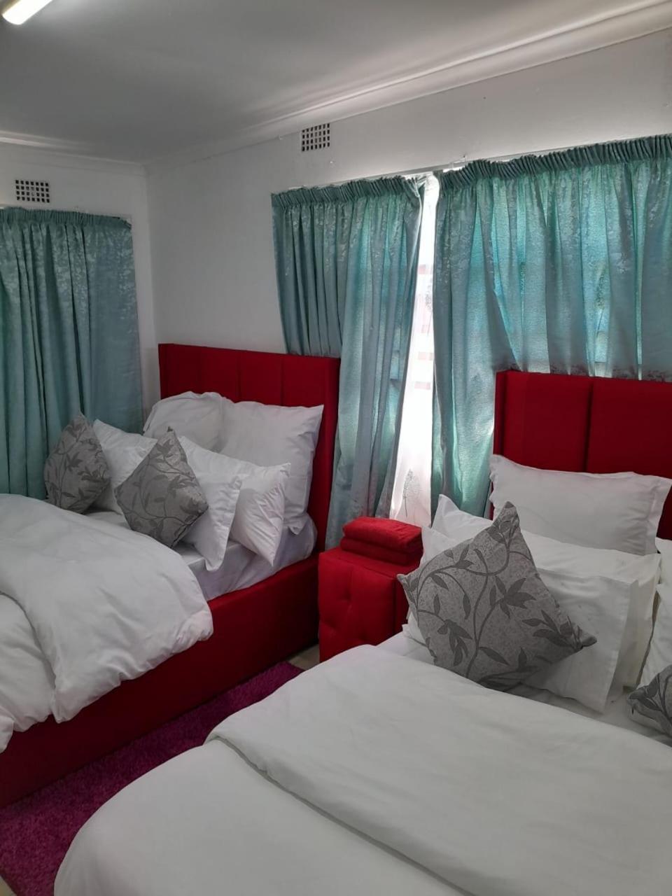 Brooklyn Queens And Kings Guesthouse เคปทาวน์ ภายนอก รูปภาพ